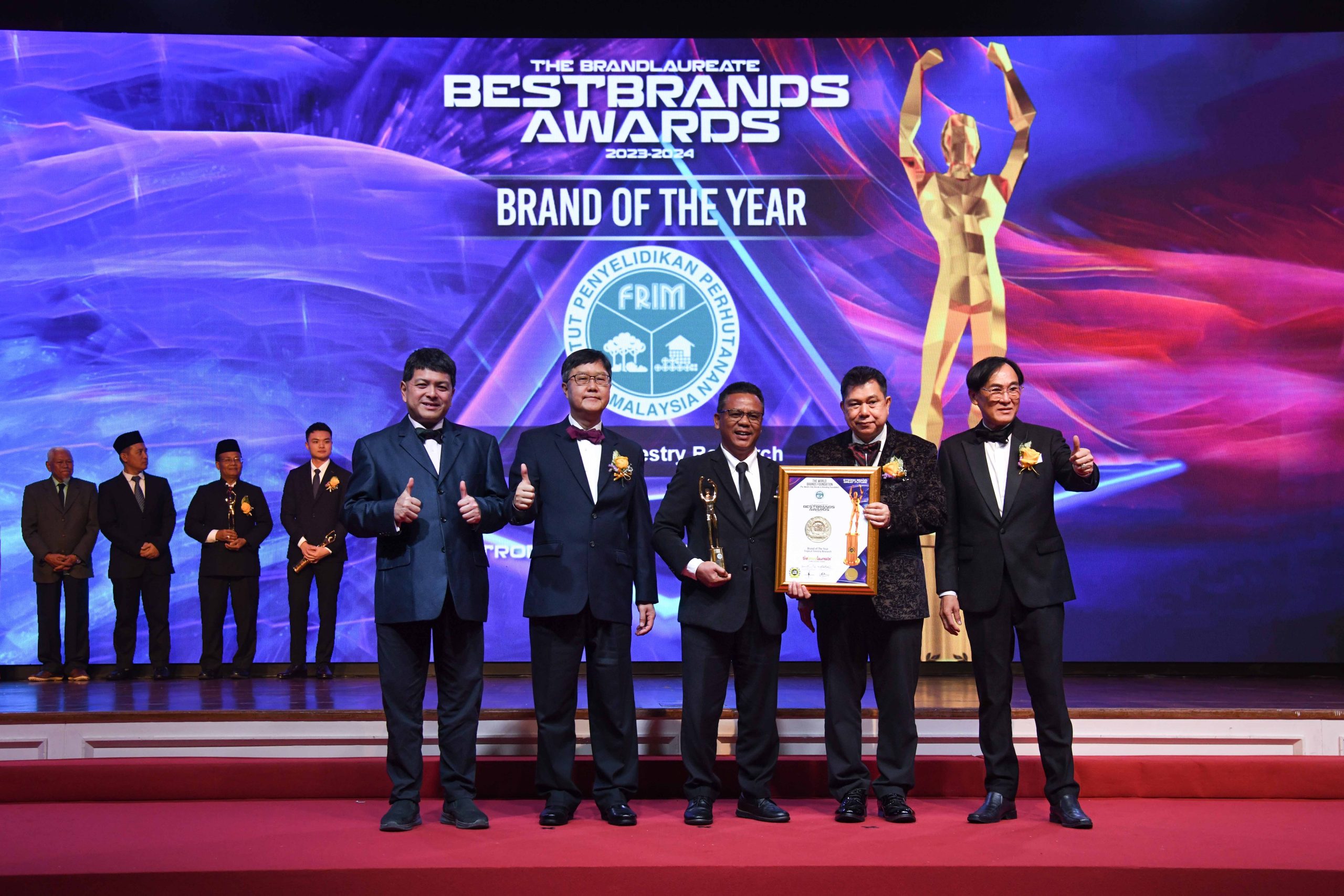 From left: Oh, Kim, Ismail, Hishamuddin Zaizi and Johan during the award presentation.